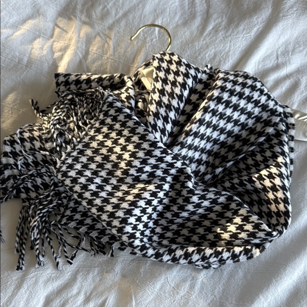 Cashmere Black and White Houndstooth Scarf